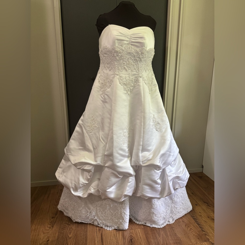Oleg Cassini White Size 18W Satin Gown with Beaded Lace Bodice STYLE# CE239